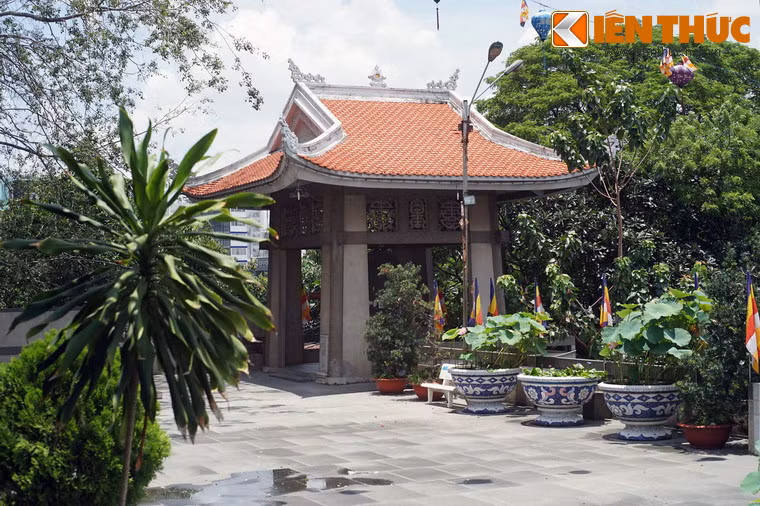 Bên ngoài Phật điện, phía tay trái có một gác chuông.