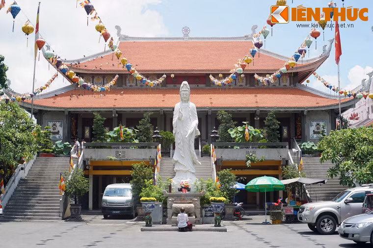 Tòa nhà trung tâm của chùa bao gồm một tầng lầu và một tầng trệt. Tầng trệt được chia làm nhà thờ Tổ, giảng đường, văn phòng, thư viện, phòng tăng, lớp học và phòng học (vì chùa là cơ sở của trường cơ bản Phật học)...