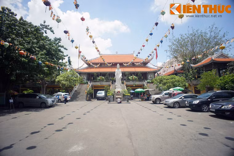 Người sáng lập chùa là hai Hòa thượng Thích Tâm Giác và Thích Thanh Kiểm đến từ miền Bắc. Họ lấy nguyên mẫu thiết kế từ một ngôi chùa gỗ cùng tên là chùa Vĩnh Nghiêm ở xã Đức La, tổng Trí Yên, phủ Tạng Giang, tỉnh Bắc Giang. Đây là một ngôi chùa kiến lập từ đời vua Lý Thái Tổ, vốn là trung tâm truyền bá Phật giáo của Thiền phái Trúc Lâm.