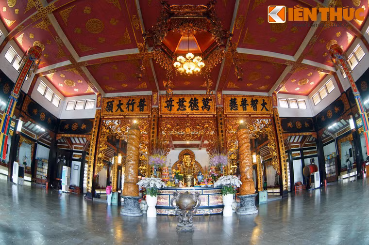 Toàn cảnh không gian bên trong Phật điện. Những công trình chạm khắc gỗ ở đây khá tinh xảo với bao lam tứ linh, bao lam cửu long...