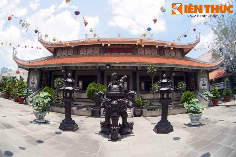 Phật điện được kiến trúc theo kiểu chữ công (工), các góc mái đều uốn cong theo kiểu chùa miền Bắc. Chính giữa đỉnh nóc có Bánh xe pháp luân.