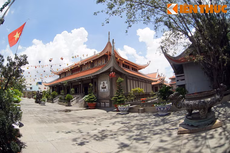 Người thiết kế chùa là kiến trúc sư Nguyễn Bá Lăng với sự cộng tác của các ông Lê Tấn Chuyên và Cổ Văn Hậu… Chùa được khởi công năm 1964 tại khu đất thấp nằm bên rạch Thị Nghè. Khi đó người ta phải chuyển khoảng 40.000 m³ đất từ xa lộ Biên Hòa về san lấp mặt bằng. Kinh phí xây dựng chùa khoảng 98 triệu đồng tiền lúc bấy giờ, hoàn toàn do các Phật tử đóng góp.