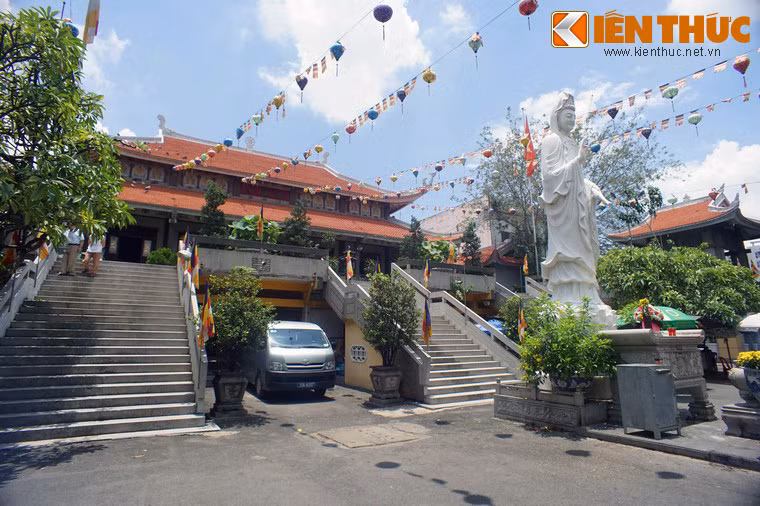 Từ dưới sân có ba cầu thang rộng gồm 23 bậc, dẫn lên tầng trên, nơi có Phật điện.
