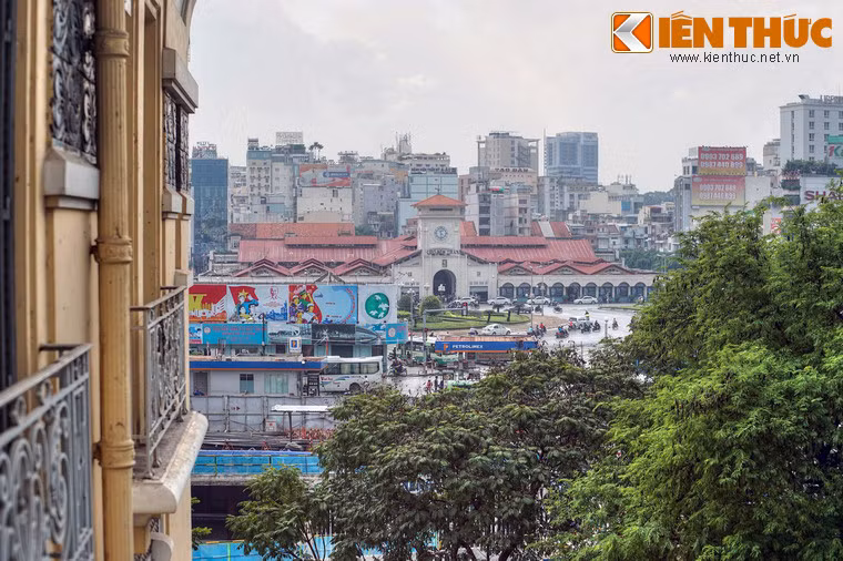 Đồng thời, người Pháp cũng lựa chọn một địa điểm để xây cất một khu chợ mới lớn hơn để phục vụ nhu cầu buôn bán sầm uất ngày càng phát triển.
