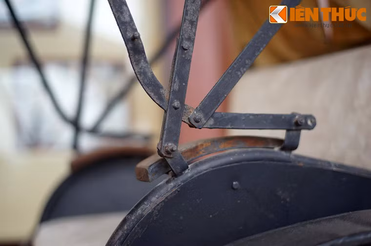 Điều này được phản ánh rất rõ trong trong truyện ngắn "Người ngựa - ngựa người" của nhà văn Nguyễn Công Hoan, hay một bức biếm họa của nhà cách mạng Nguyễn Ái Quốc đăng trên báo "Người cùng khổ" trong thời gian Người hoạt động tại Paris.