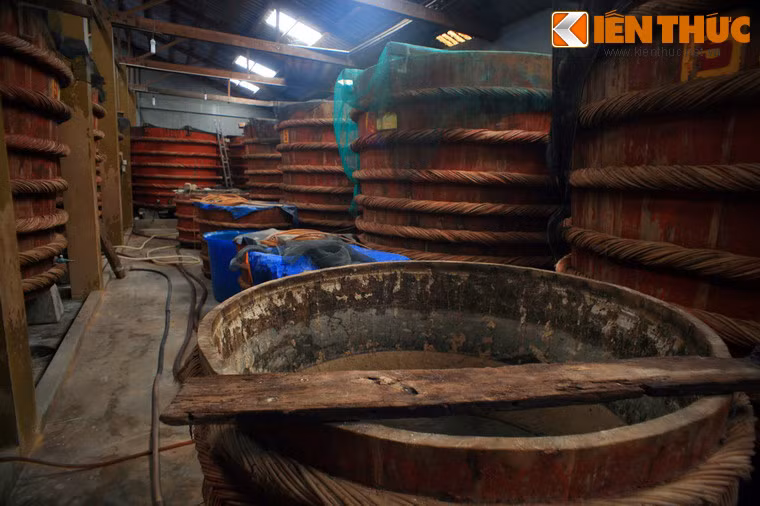 Trước năm 1945, ở Phú Quốc đã có gần 100 nhà thùng làm nước mắm, chủ yếu tập trung ở Dương Ðông và Cửa Cạn.