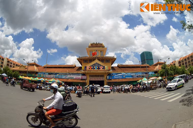 Về mặt kiến trúc, chợ được xây dựng bằng xi măng cốt thép theo kĩ thuật phương Tây nhưng lại mang đậm nét văn hóa Trung Hoa, với mái ngói mang kiểu cách của một ngôi chùa, mặt trước cổng có bức phù điêu khảm sành màu xanh hình “lưỡng long chầu châu”.