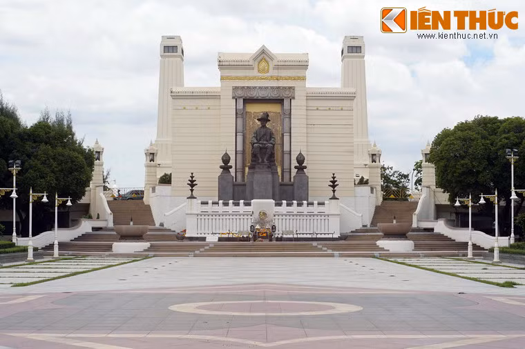 Đầu cầu phía trung tâm thành phố có tượng đài bề thế của Vua Rama I.