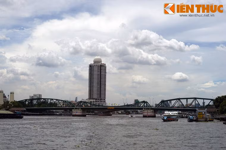 Bắc qua sông Chao Phraya, nối liền hai quận Phra Nakhon and Thonburi, cầu Phra Phuttha Yodfa hay cầu Tượng niệm là một cây gắn liền với lịch sử hiện đại của Bangkok.