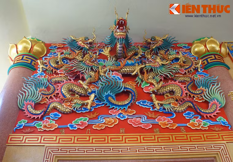 Họa tiết rồng mang đậm dấu ấn Trung Hoa phía trên hai cửa ở hai bên chính điện.