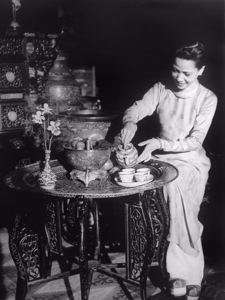 Vẻ đài các của một nàng tiểu thư nhà giàu ở Sài Gòn năm 1952. Hình ảnh nằm trong loạt ảnh chân dung người Việt thập niên 1950 của Raymond Cauchetier.