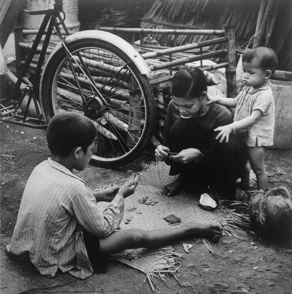 Những đứa trẻ chơi tam cúc, Sài Gòn 1952.