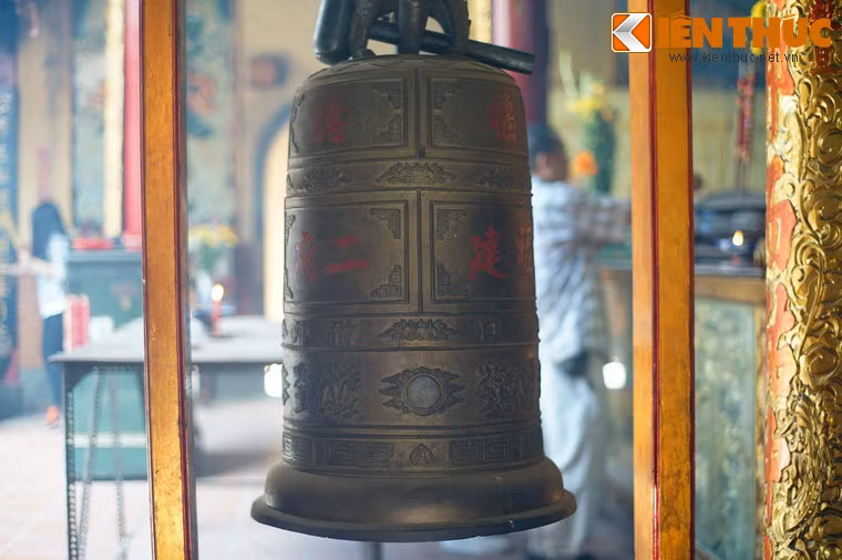 Trong hội quán hiện còn lưu giữ một số hiện vật quý, như chuông cổ được đúc vào năm 1825, chuông bằng gang làm năm 1875, tượng kỳ lân bằng đá, các bao lam, bình phong... có niên đại từ giữa đến cuối thế kỷ 19.