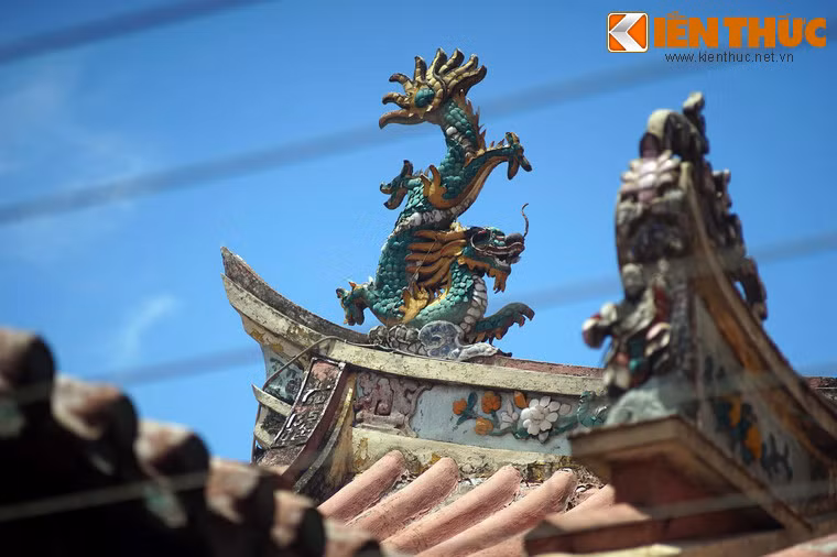 Mái có hình thuyền, trên các đầu đao có gắn tượng cá hoá rồng, còn ở các đầu kìm là những tựợng rồng, thân dựng thẳng, đuôi xoè lên cao, chầu hai bên mặt trời. Dọc theo đường bờ nóc và tàu đao là phù điêu rồng, phượng, mai, lan, cúc, trúc... được ghép bằng mảnh gốm nhiều màu sắc.