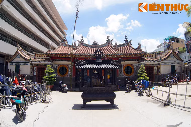 Vào cuối thế kỷ 17, cộng đồng người Hoa gốc Phúc Kiến vì mưu sinh nên đã sang Việt Nam rồi định cư ở vùng Chợ Lớn. Để có nơi thờ cúng, giữ gìn tập tục và gặp gỡ, những người đồng hương ở hai phủ Tuyền Châu và Chương Châu (Nhị phủ), thuộc tỉnh Phúc Kiến đã chung góp công sức, tiền của lập nên hội quán vào khoảng năm 1730.