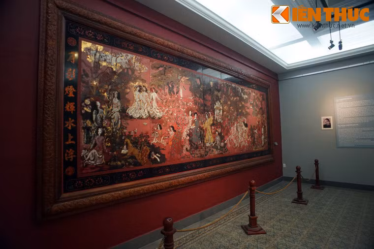 Tranh được vẽ bằng chất liệu, khổ 540cm x 200cm. Là hiện vât gốc, độc bản, tác phẩm có thời gian sáng tác kéo dài trong 20 năm, khởi đầu từ năm 1969 và hoàn thành năm 1989.