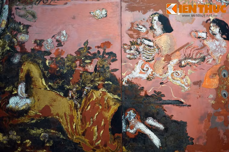 Cạnh đó là hai đứa bé như trong tranh dân gian cưỡi con kỳ lân huyền thoại chạy chơi.