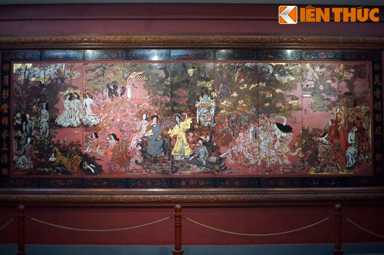 Thể hiện một đề tài quen thuộc là vẻ đẹp của người phụ nữ Việt, nhưng tranh “Vườn xuân Trung Nam Bắc” được làm mới với sự hiện diện của phụ nữ cả 3 miền Bắc, Trung, Nam