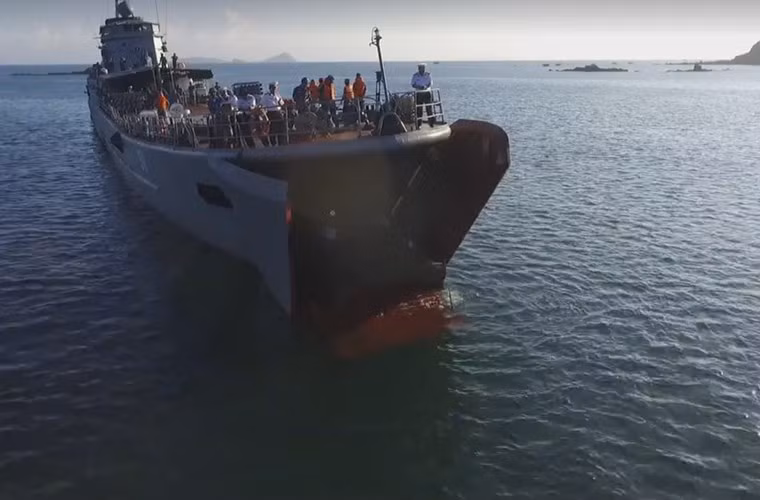 Trong tương lai không xa, Hải quân Việt Nam có thể sẽ đầu tư mua sắm các loại tàu đổ bộ mới phục vụ cho hoạt động hậu cần, chuyển quân trong các chiến dịch bảo vệ biển, đảo đất nước. Nguồn ảnh: Kênh QPVN