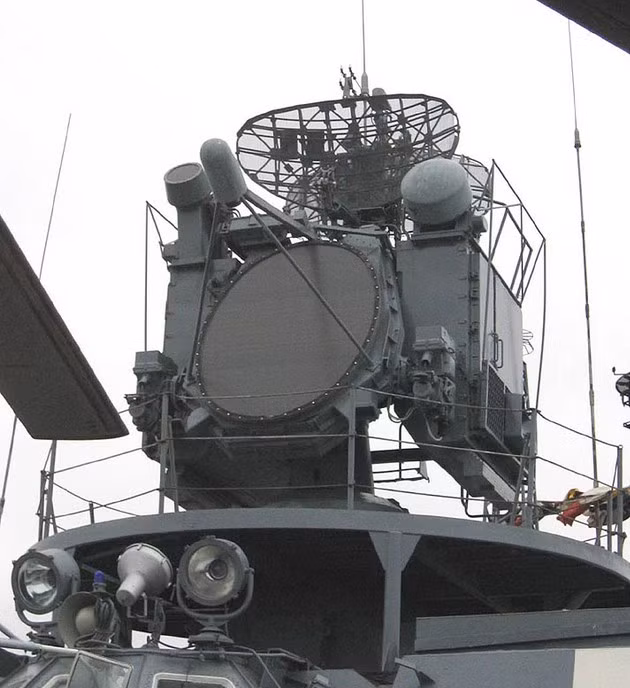 Hệ thống điều khiển hỏa lực của 3K95 được định danh là 3R95 gồm hai bộ radar: bộ radar bám bắt mục tiêu G-band (cự ly phát hiện 45km) và bộ radar chỉ thị mục tiêu K-band (tầm theo dõi 15km). Đài radar này có thể sử dụng kết hợp với 4 bệ pháo AK-630 bố trí dọc thân tàu. Nguồn ảnh: Wikipedia