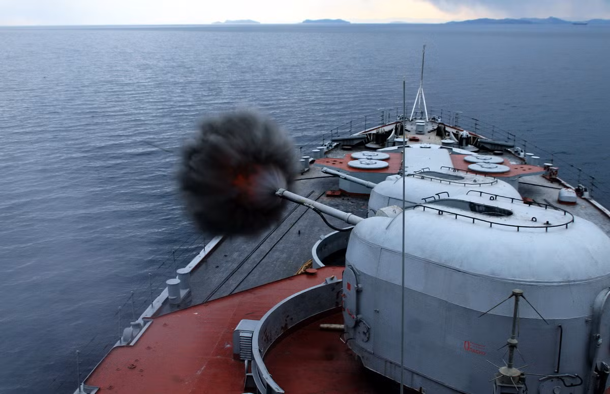 Ở ngay sau bệ phóng VLS 3K95 là hai pháo hạm AK-100 cỡ 100mm. Nguồn ảnh: Wikipedia