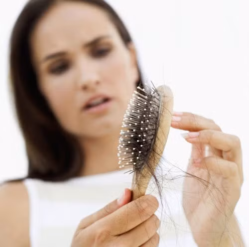 Mỗi ngày, một người bình thường bị rụng tóc từ 45 - 150 sợi. Tóc đen là màu tóc phổ biến nhất trong khi tóc đỏ là hiếm nhất và chỉ được tìm thấy ở 1% tổng dân số thế giới. (Nguồn Namlimxanh)
