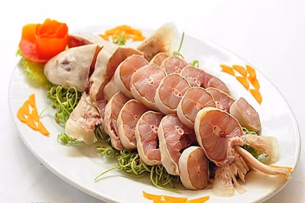 Cá nghéo được chế biến thành rất nhiều món ăn hấp dẫn như cháo cá nghéo, lẩu cá nghéo, cá nghéo kho nghệ,...(Nguồn Hstatic)