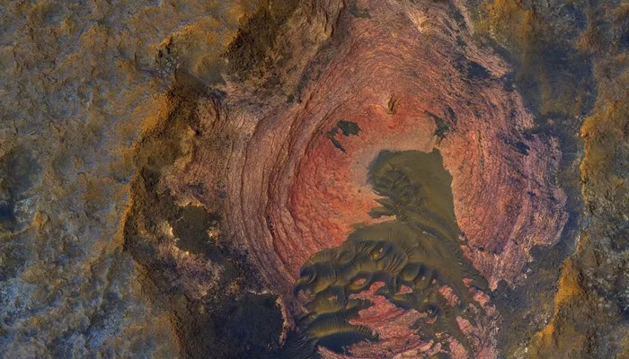 Cụ thể, thiết bị camera HiRISE của NASA vừa có dịp khám sát bề mặt sao Hỏa và phát hiện ra một hiện tượng địa chất kỳ lạ. Nguồn ảnh: Zeenews.
