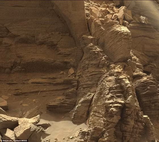 Máy dò Sao Hỏa của tàu vũ trụ Mars Curiosity đã kịp ghi lại hình ảnh một tảng đá độc lạ với lớp đá xếp chồng tinh tế trong khu vực núi thấp Mount Sharp. Nguồn ảnh: Dailymail. 
