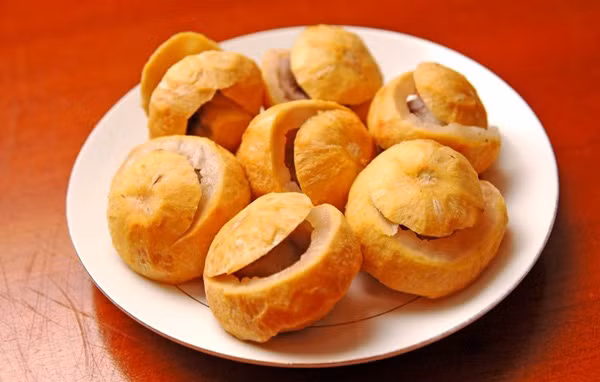 Quả sấu xanh có vị chua, có thể dùng để nấu canh, mứt sấu, ô mai, sấu ngâm, sấu dầm như những món ăn vặt rất ngon và được giới trẻ yêu thích. (Nguồn Afamily)