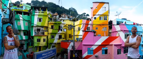  Khu ổ chuột Santa Marta Favela (Brazil) Nhắc tới những khu ổ chuột ở Brazil, hẳn không ít người sẽ liên tưởng đến những dãy nhà lụp xụp và tối tăm. Nhưng với khu ổ chuột Santa Marta Favela sặc sỡ ở Rio de Janeiro thì khác. Nơi đây trở thành một điểm du lịch hấp dẫn, thu hút rất nhiều khách du lịch đến để trải nghiệm, đồng thời để có thể hiểu phần nào về cuộc sống trong các khu ổ chuột. (Nguồn Oddee) 
