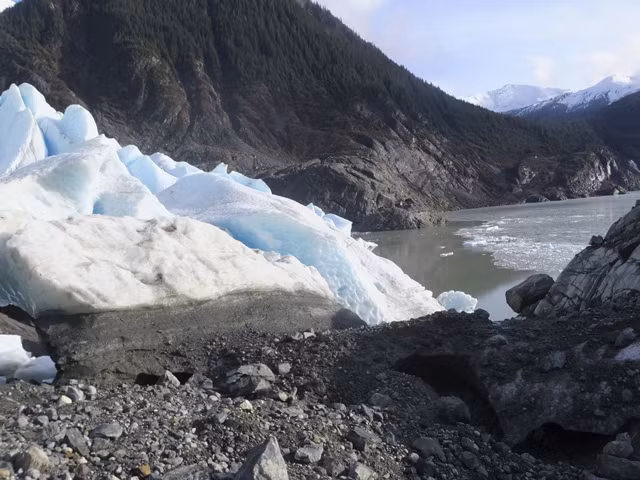  Mỹ: Sông băng Mendenhall vốn nổi tiếng với khách du lịch ở Alaska trong 10 năm qua đã tan chảy và giảm độ dày xuống tới 30 mét. 