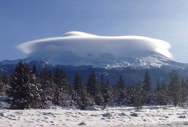  Đám mây hình UFO được phát hiện vào ngày 12/3/2017 ngay trên bề mặt ngọn núi Masta, Colombia do một nhân chứng địa phương tình cờ chụp lại được và công bố. Nguồn ảnh: ufosightingsdaily.