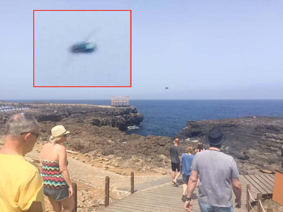 Kinh ngac vat the nghi UFO hinh con bo xanh o Anh