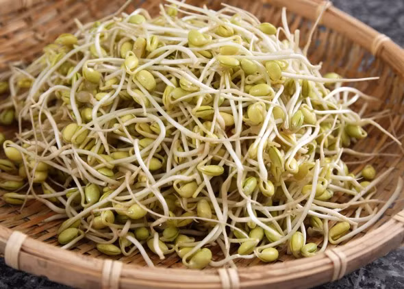 Loại thực phẩm có thể ăn sống hoặc cho vào các món ăn nóng như bánh xèo, bún bò Nam Bộ, hủ tiếu…