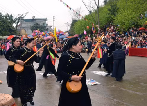 Các món ăn không thể thiếu trong Tết Nguyên đán của người Tày là bánh chưng đen, bánh khảo, chè lam... 
