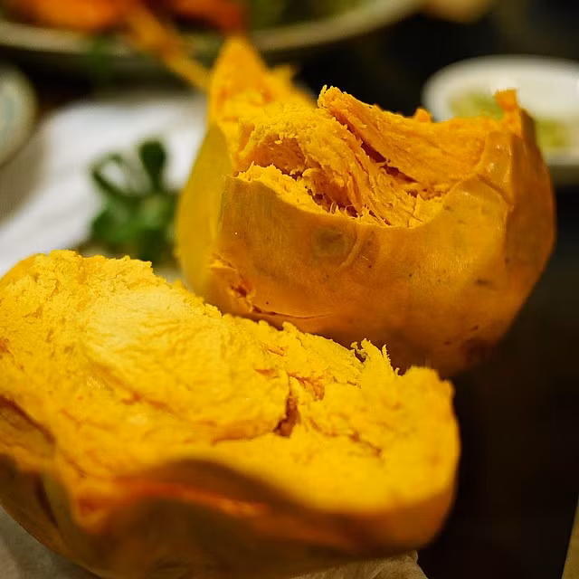 Cây lê ki ma cho trái quanh năm nhưng chính vụ từ tháng 4 đến tháng 8 âm lịch. Lê ki ma có nhiều loại, có loại trái tròn, có loại trái dài và loại trái hình tim nhưng loại nào cũng ruột hồng, thịt dày chứa nhiều hột to. (Nguồn Royalgram)