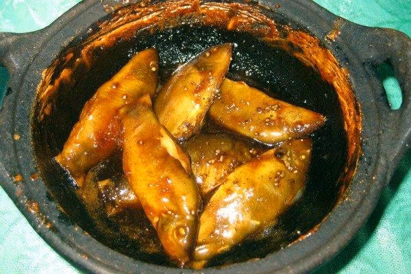 Cá heo nước ngọt thường trú ẩn trong các hốc đá, trụ cầu và kiếm ăn vào ban đêm. Thức ăn ưa thích của chúng là các loại giáp xác, côn trùng và ốc. (Nguồn Tintucmientay)