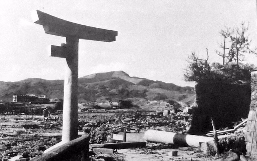  Đền Sanno ở Nagasaki Khi quả bom thứ hai rơi xuống Nhật Bản, phá hủy thành phố Nagasaki với tất cả cả người dân đều chết, điều duy nhất còn lại là một cây cột tên là Torii tại ngôi đền Sanno. Torii được đặt ngay lối vào đền thờ, như một cột mốc ranh giới giữa sự thiêng liêng và trần tục. Vụ đánh bom đã phá hủy toàn bộ ngôi đền nhưng cột Torii thì không. Nguồn ảnh: brainberries.