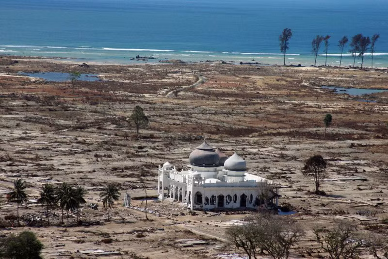  Nhà thờ Hồi giáo Baiturrahman ở Banda Aceh Năm 2004, thị trấn Banda Aceh của Indonesia đã bị phá hủy hoàn toàn bởi một cơn sóng thần tàn khốc. Tuy nhiên, Nhà thờ Hồi giáo Baiturrahman là công trình duy nhất đứng vững sau thảm họa. Sau đó, nó trở thành ngôi nhà chung hàng trăm người mất nhà cửa và là biểu tượng hy vọng cho tất cả những ai đã phải chịu những tổn thất khủng khiếp từ cơn sóng thần này. Nguồn ảnh: brainberries.