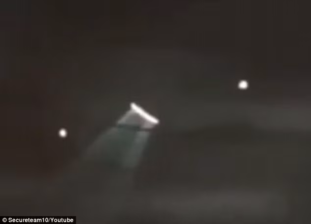 Mới đây, hàng loạt các bức ảnh tổng hợp làm dấy lên nghi ngờ UFO hạ cánh xuống Trái đất được đưa ra. Mở đầu cho bộ ảnh bí ẩn này là bức ảnh một vật thể nghi UFO khổng lồ tỏa ra vầng ánh sáng kỳ lạ, xung quanh xuất hiện thêm hai vật thể lạ sáng nghi cũng là UFO tại Paris, Pháp. Nguồn ảnh: Dailymail.