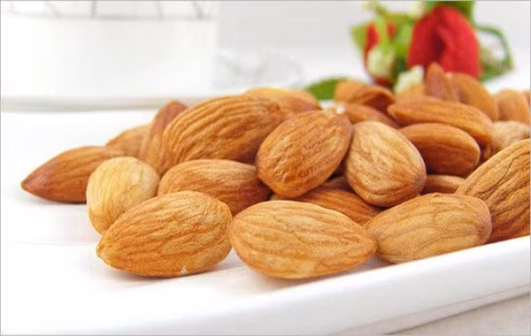 Mỗi người ăn khoảng 25 đến 35 hạt hạnh nhân mỗi ngày là vừa đủ. Liều lượng này vừa đủ để cung cấp chất dinh dưỡng cho cơ thể, lại không khiến chúng ta có cảm giác bị chán. (Nguồn Macherie)