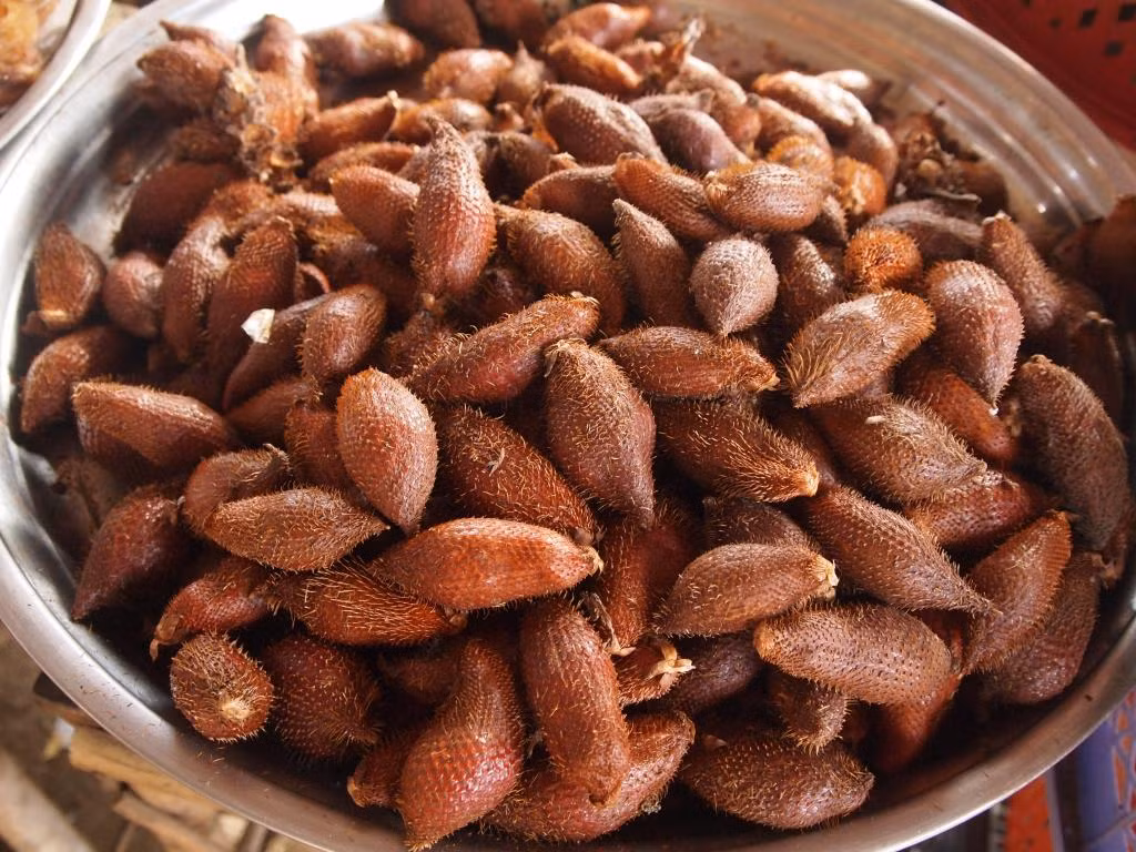 Khi bóc lớp vỏ sần sùi bên ngoài của quả mây Thái sẽ lộ ra hai múi mây màu trắng ngà hoặc vàng nhạt, có vị ngọt thơm, hăng hăng xen một chút chua nhẹ. (Nguồn Vatgia)