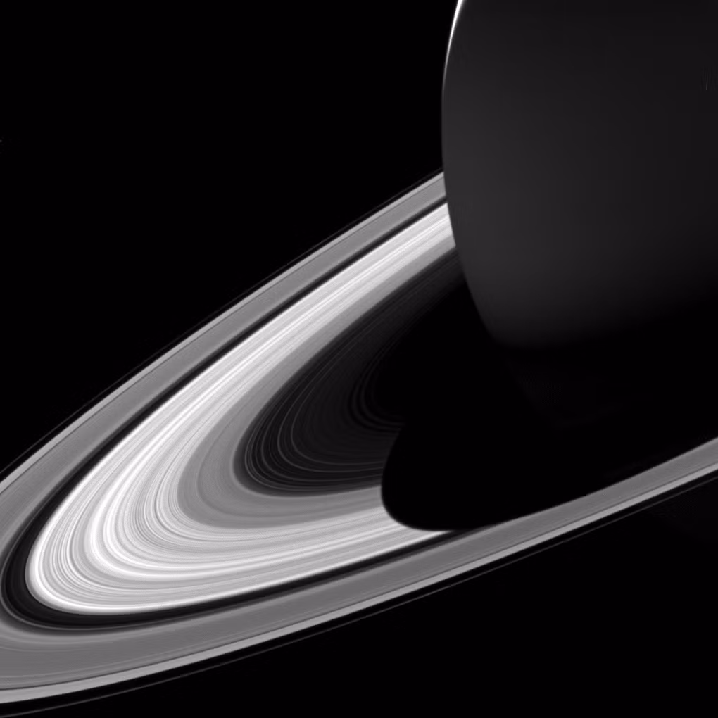 Vào tháng 5/2017, sao Thổ bất ngờ đổ bóng ngắn kỳ lạ trên vòng nhẫn. Nguồn ảnh: NASA.