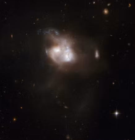 Theo Cơ quan Vũ trụ châu Âu, một bức ảnh Kính viễn vọng Hubble chụp lại cho thấy "một cuộc nổi loạn về màu sắc và ánh sáng" phát ra từ thiên hà NGC 5256, cách trái đất khoảng 350 triệu năm ánh sáng trong chòm sao Ursa Major. Nguồn ảnh: Space.
