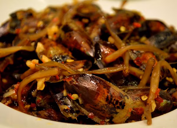  Cà xỉu không những có tên gọi lạ mà còn có hình dáng rất “độc dị”. Bề ngoài, nó vừa giống một loài hải sản hai mảnh lại vừa giống một loài côn trùng với hai cái râu dài gấp 2-3 lần cơ thể. (Nguồn Yesvietnam)