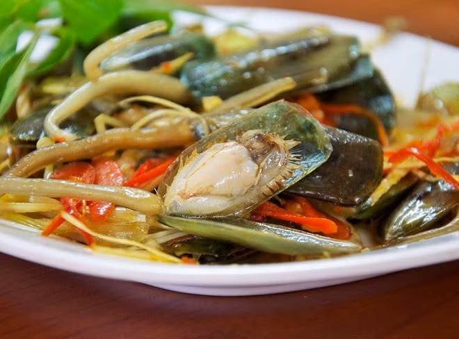 Hai cái râu dài của cà xỉu có nhiệm vụ cắm xuống đất để dễ tìm kiếm thức ăn. Đây cũng là bộ phận ngon bổ nhất của cà xỉu. (Nguồn Abaza)