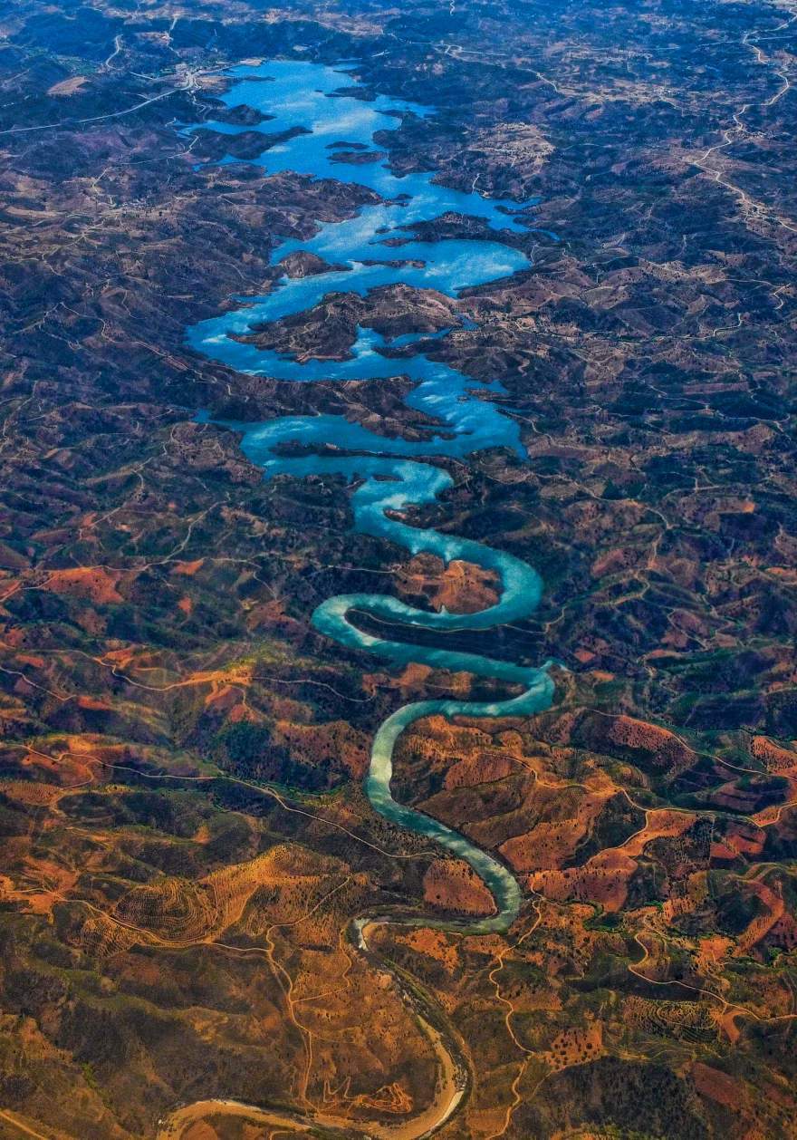  Sông Odeleite, Bồ Đào Nha Sông Odeleite chảy qua Bồ Đào Nha, bắt nguồn từ vùng núi Serra de Caldeirao. Đây là một trong nhiều con sông "đặc biệt" trên Trái đất có tạo hình kỳ lạ, từ trên cao, nhìn dòng sông này chả khác gì một con rồng xanh. Nguồn ảnh: brightside.