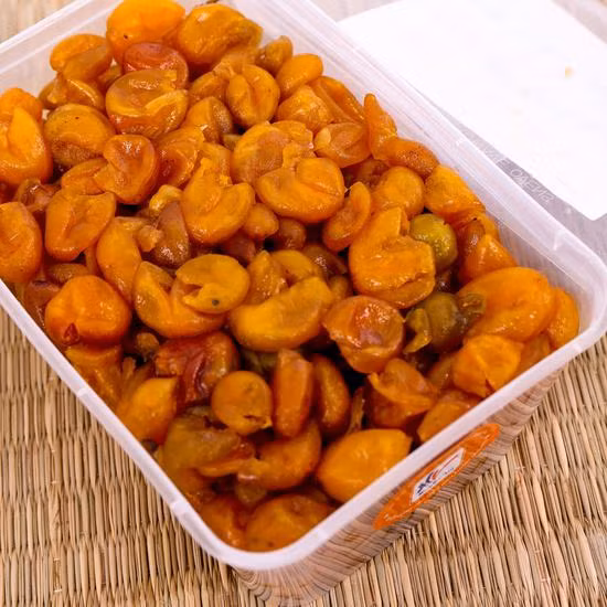Để mua được quất hồng bì ngon, người mua nên lựa chọn những chùm quả có cuống còn tươi, quả to đều, màu vàng đậm ăn sẽ ngọt hơn. (Nguồn Muachung)