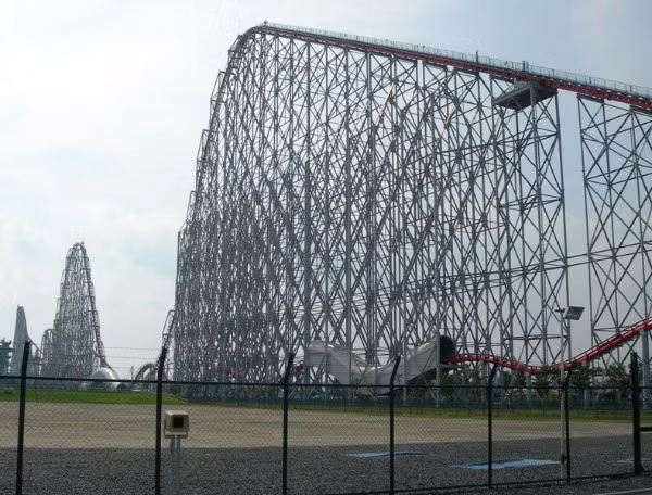  Tàu lượn siêu tốc bằng thép dài nhất Tàu lượn Kingda Ka ở New Jersey giữ kỷ lục tàu lượn dài nhất với chiều dài 2.479m. Đây cũng là một trong 6 tàu lượn có tốc độ nhanh nhất thế giới. (Nguồn Oddee) 